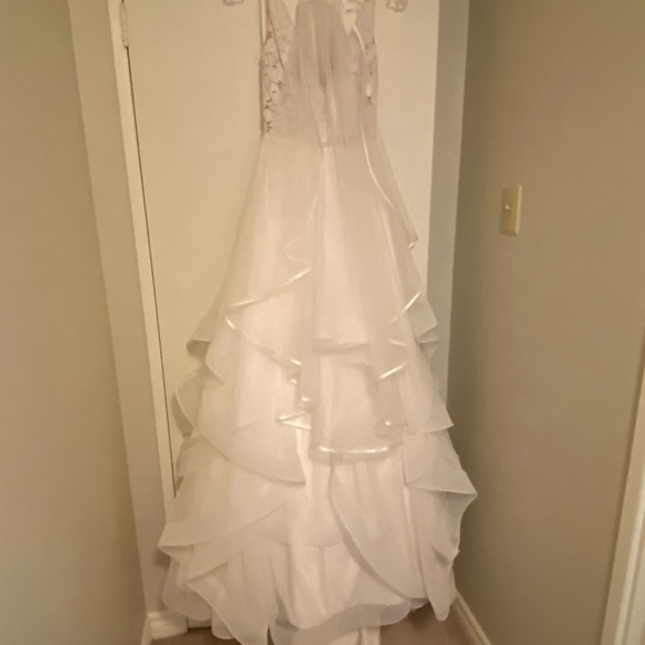 Beautiful wedding dress. **Never worn** size 6 - Picture 7 of 10